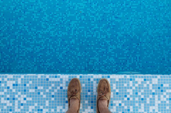 Quels sont les avantages et inconvénients d'une piscine avec revêtement en fibre de verre?