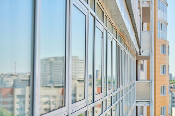 Fournisseur & fabricant menuiseries en PVC à Nice : des fenêtres pour les professionnels du bâtiment