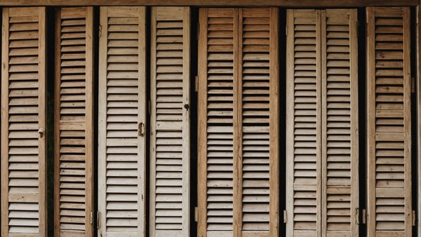 Décapage volet bois : redonnez vie à vos volets en bois