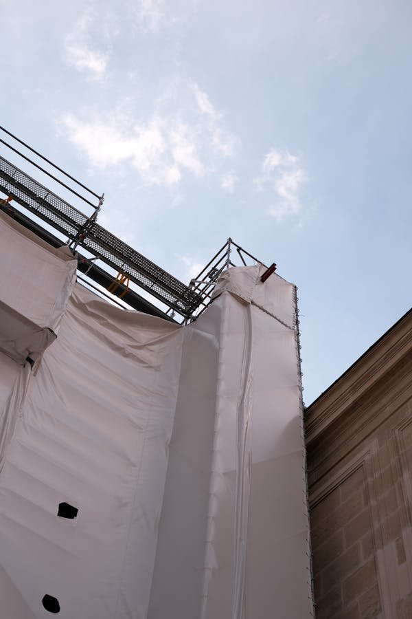 Bâche de travaux : protection durable pour vos chantiers